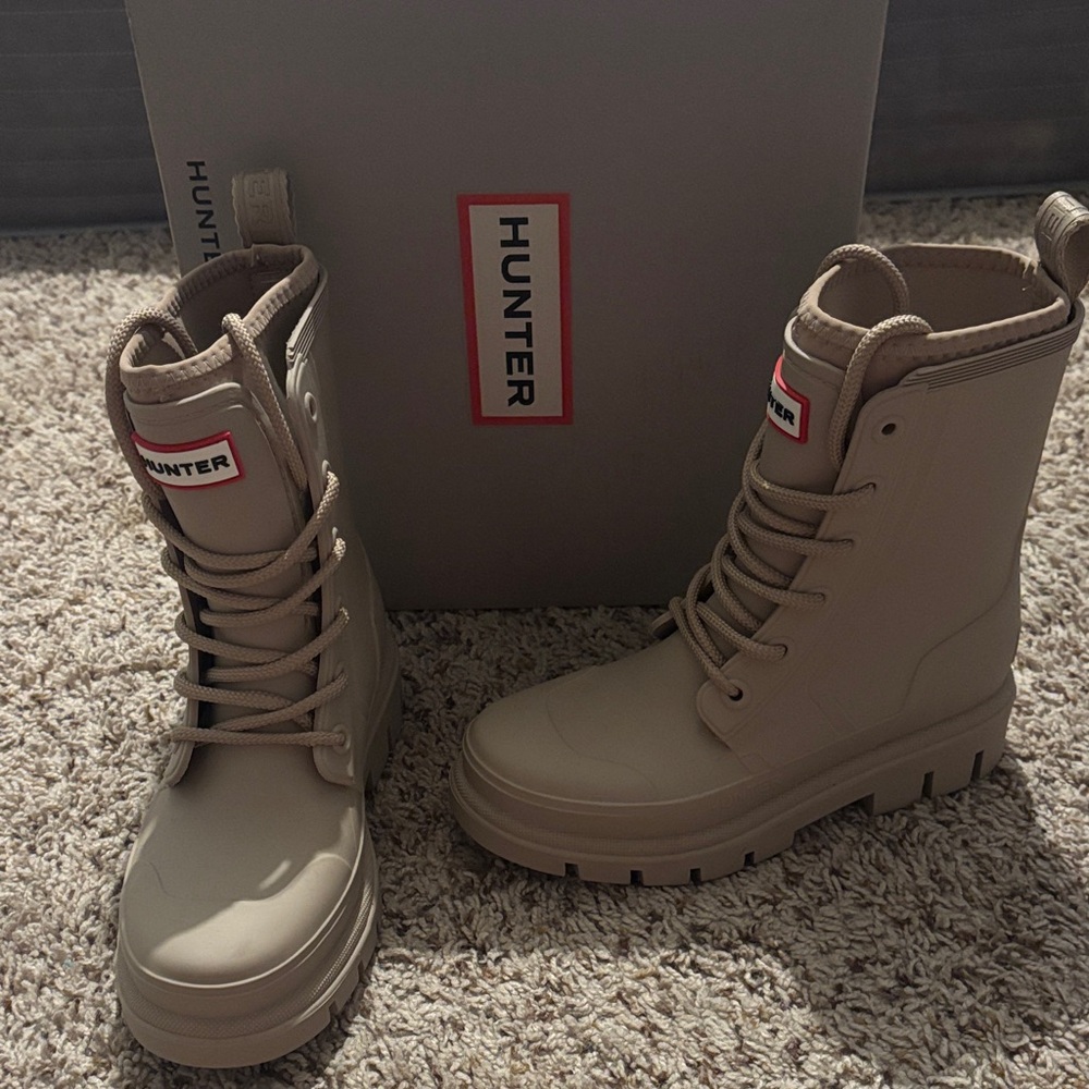 Hunter Women's Beige Lace-Up Boots